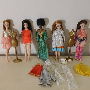 Vintage (70s) Dawn doll set and case - 5 dolls with extra clothes and mannequins